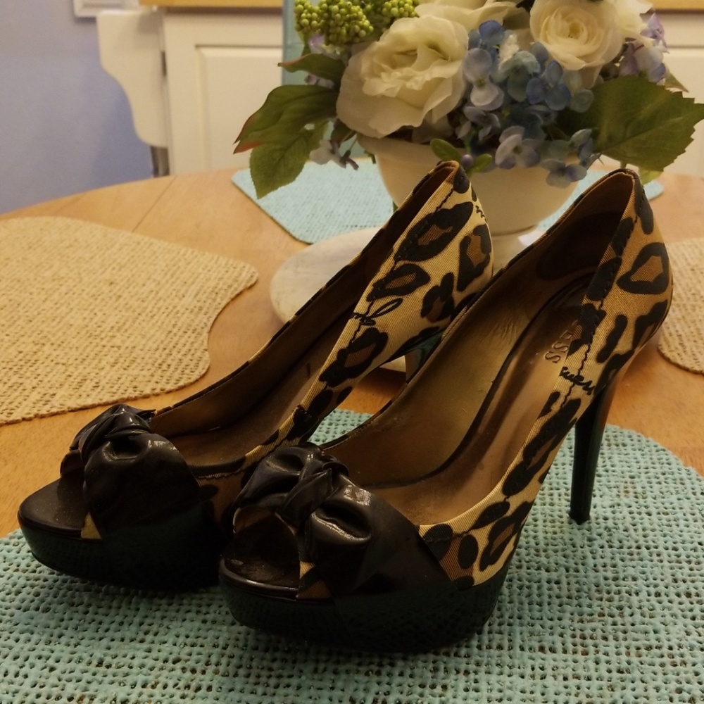 GUESS PUMPS